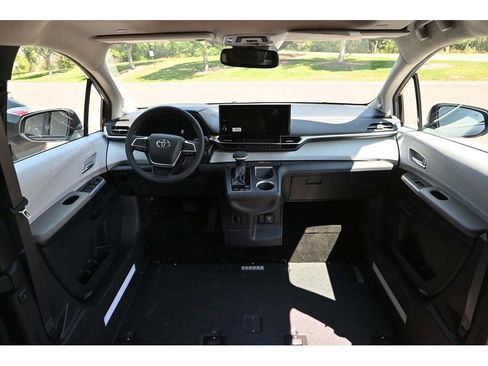 New 2025 Toyota Sienna XLE image 21