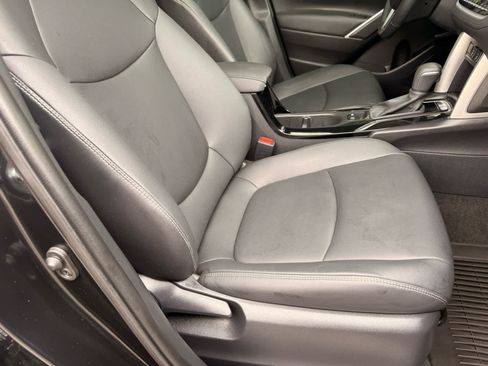 Used 2023 Toyota Corolla Cross XLE w/ Convenience Package AWD/4WD image 8