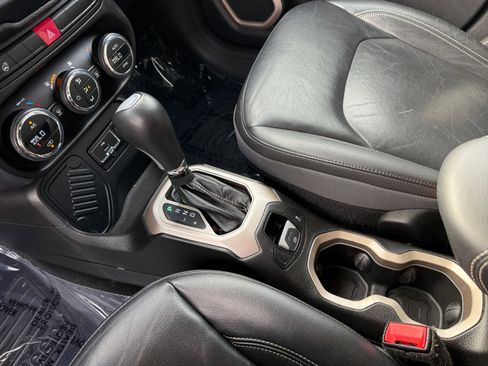 Used 2016 Jeep Renegade Limited image 13