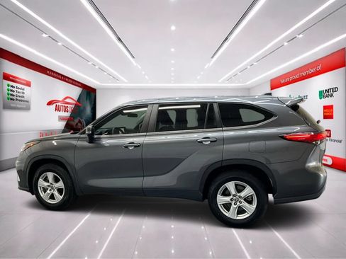 Used 2023 Toyota Highlander LE FWD image 4