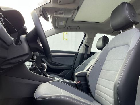 Used 2025 Volkswagen Jetta SE image 28