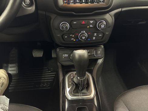 Used 2021 Jeep Renegade Latitude AWD/4WD image 20