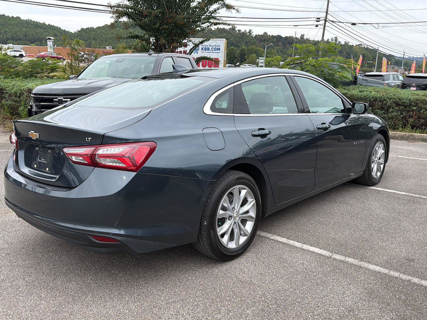 Used 2020 Chevrolet Malibu LT w/ Leather Package FWD image 3
