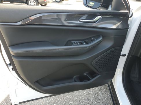 Used 2023 Jeep Grand Cherokee Altitude image 15