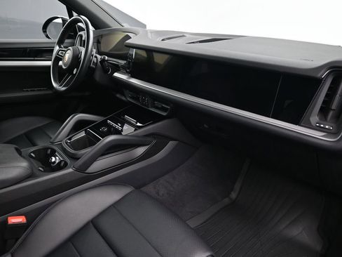 Certified 2024 Porsche Cayenne image 13