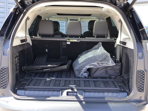 Certified 2025 Land Rover Discovery S AWD/4WD image 29