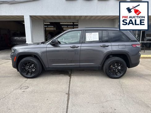 Used 2024 Jeep Grand Cherokee Altitude RWD image 2