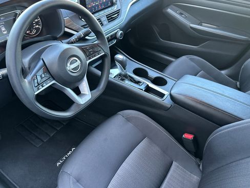 Used 2025 Nissan Altima 2.5 SV FWD image 11