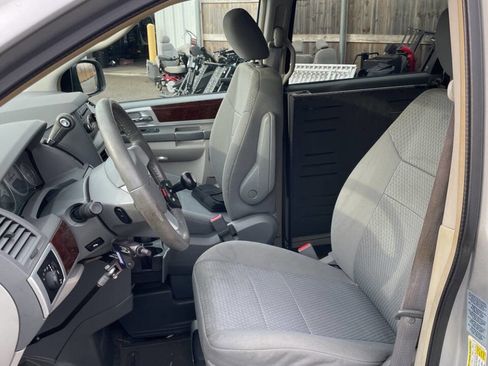 Used 2010 Chrysler Town & Country Touring w/ Trailer Tow Group image 26