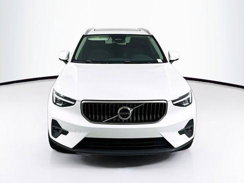Used 2023 Volvo XC40 B4 Plus w/ Driver Assist Package FWD image 2
