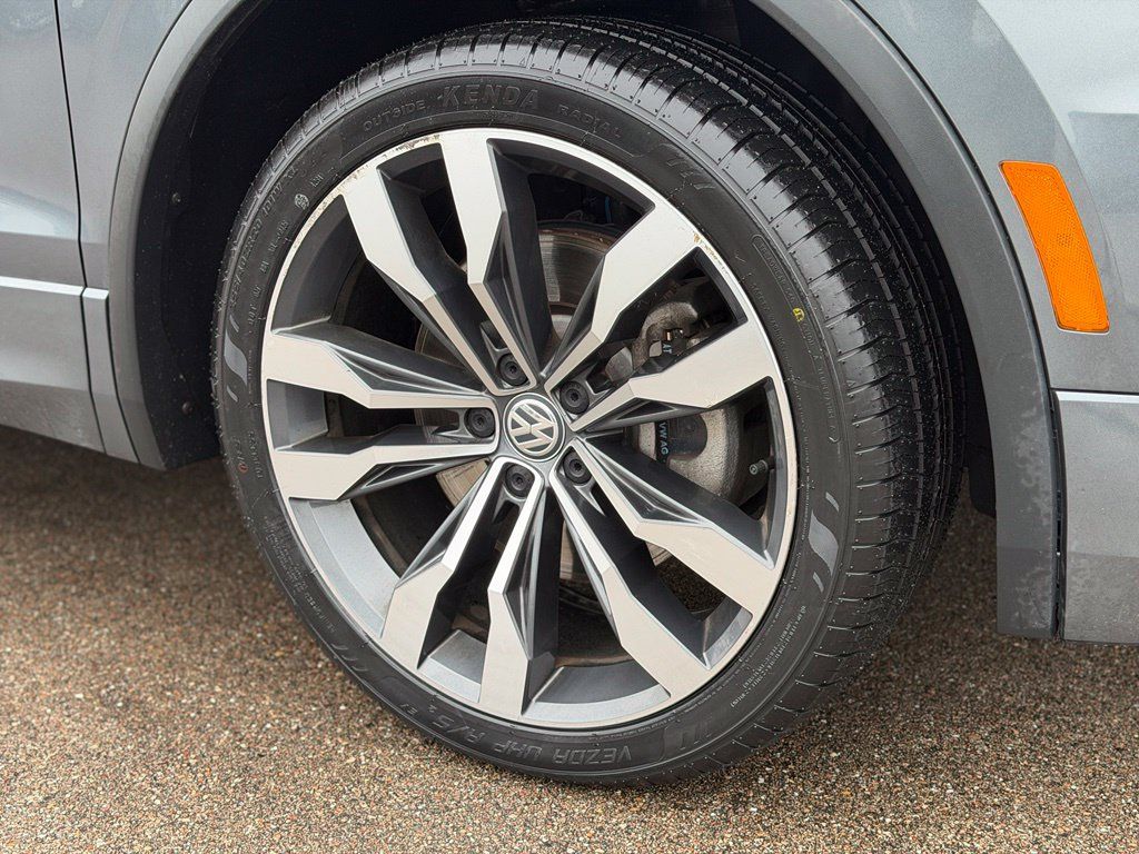 Used 2018 Volkswagen Tiguan SEL Premium w/ R-Line Package AWD/4WD image 24
