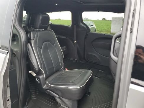 Used 2025 Chrysler Pacifica Limited AWD/4WD image 23