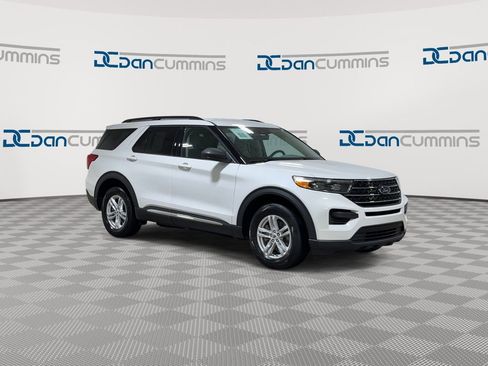 Used 2023 Ford Explorer XLT AWD/4WD image 2