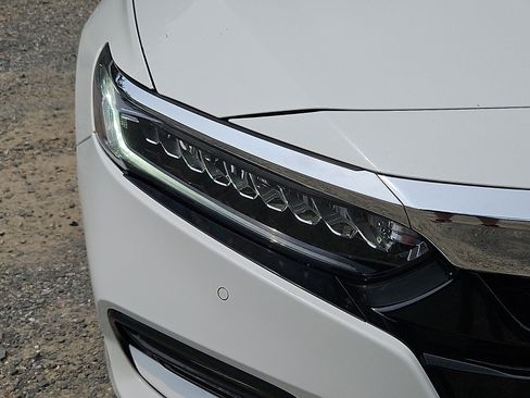 Used 2018 Honda Accord Touring image 10
