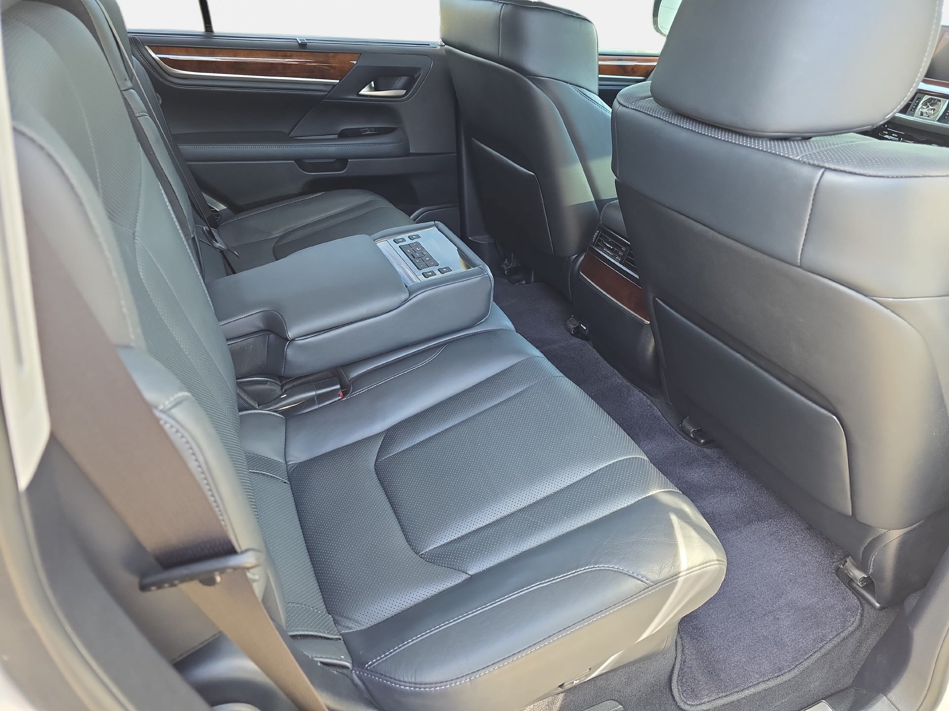 Used 2019 Lexus LX 570 4WD w/ Luxury Package image 11