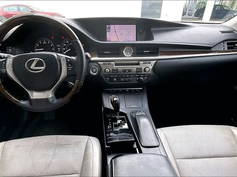 Used 2010 Buick Enclave CXL image 16