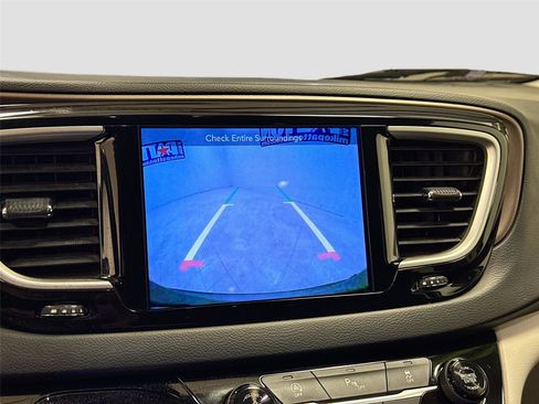 Used 2017 Chrysler Pacifica Touring-L image 13