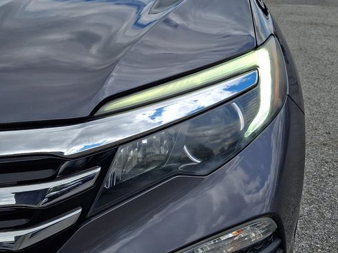 Used 2017 Honda Pilot Touring image 11