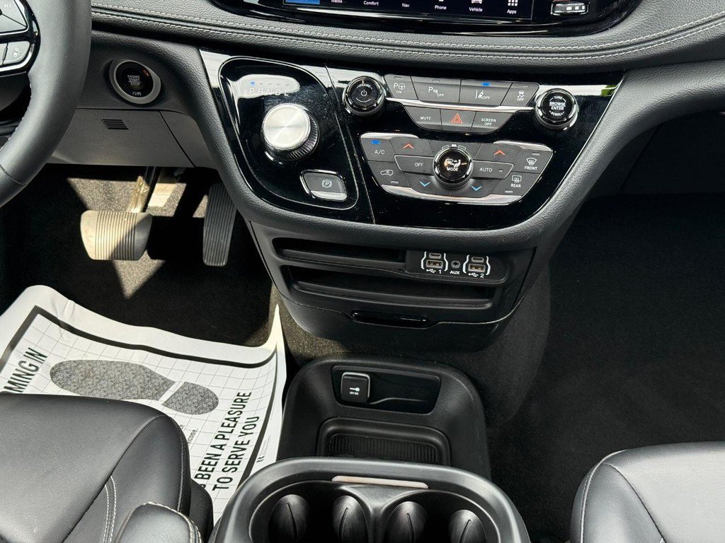 Used 2024 Chrysler Pacifica Limited FWD image 11