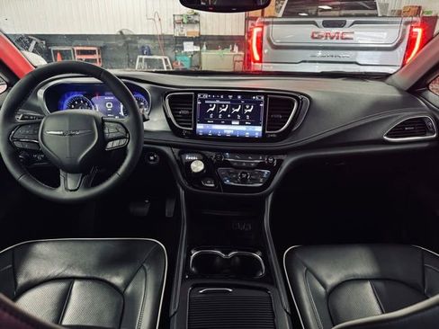 Used 2025 Chrysler Pacifica Limited FWD image 32