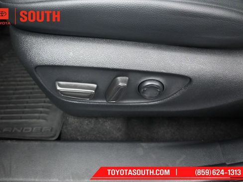 Used 2024 Toyota Highlander XLE AWD/4WD image 25