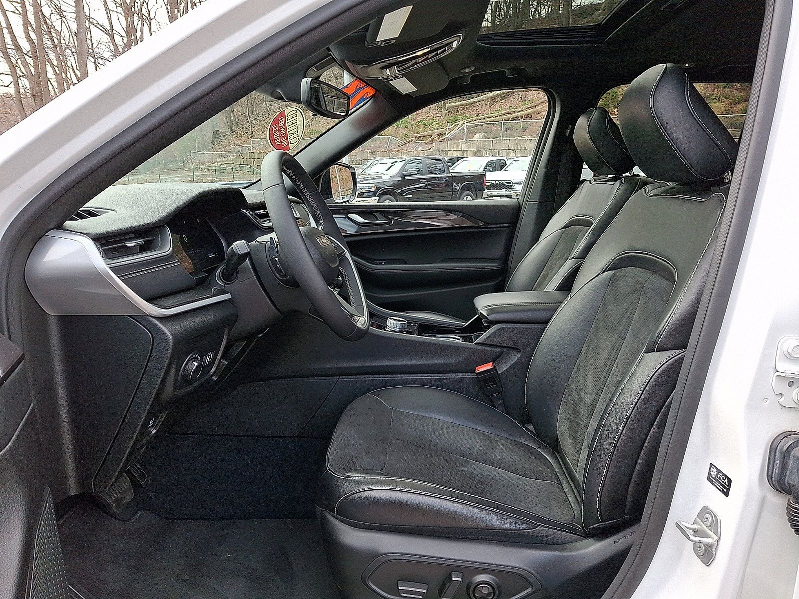 Used 2023 Jeep Grand Cherokee Altitude AWD/4WD image 14