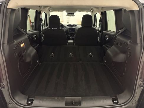 Used 2023 Jeep Renegade Latitude image 12