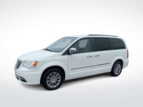 Used 2013 Chrysler Town & Country Touring-L w/ Driver Convenience Group image 5