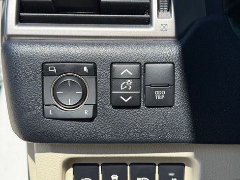 Used 2023 Lexus GX 460 Premium w/ Accessory Package image 32