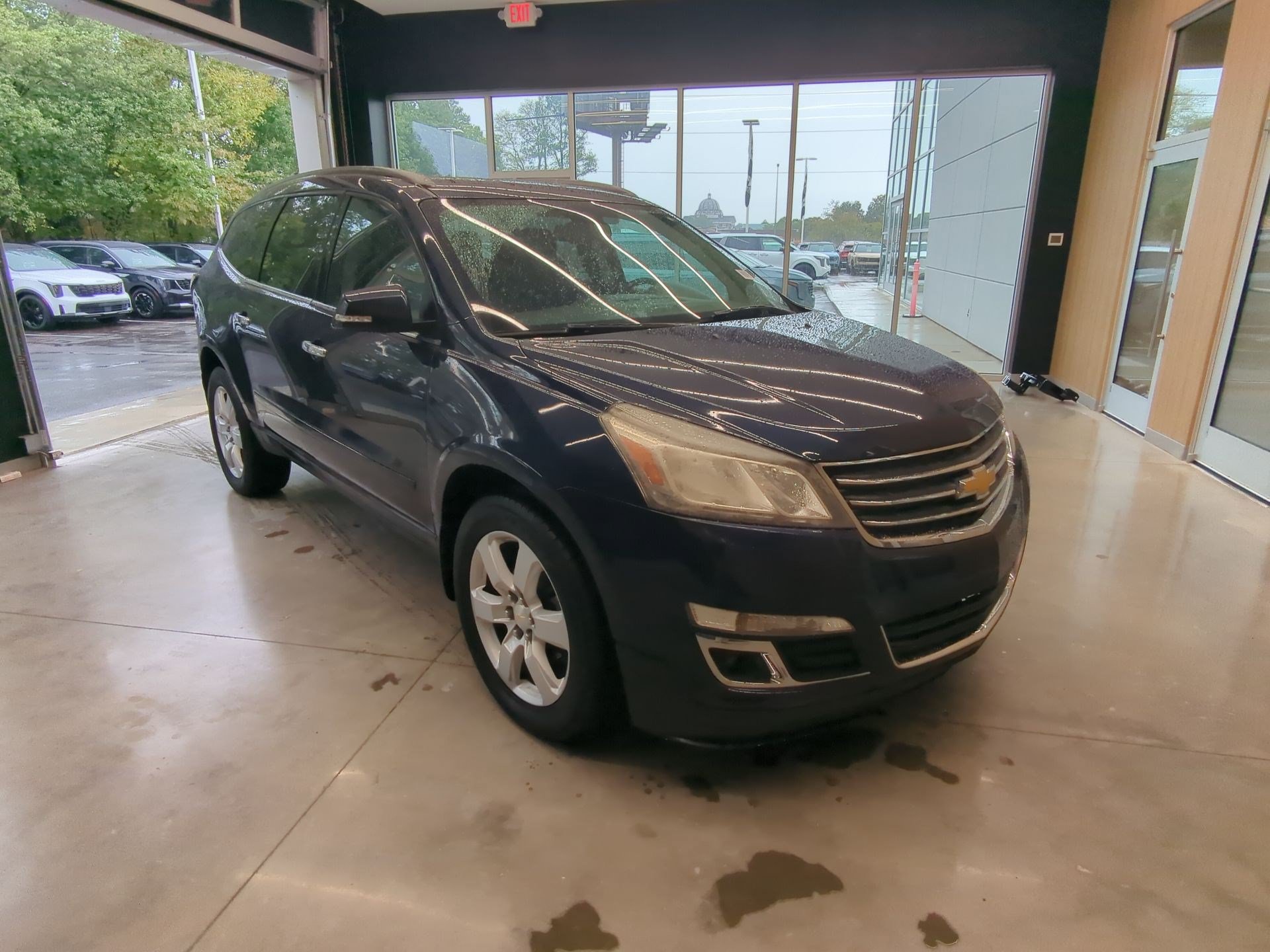 Used 2016 Chevrolet Traverse LT w/ Style and Technology Package FWD image 2