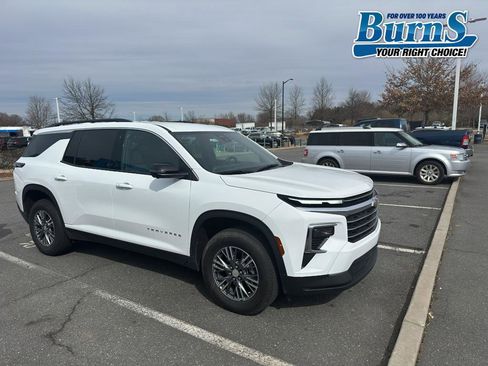 Used 2024 Chevrolet Traverse LT image 1