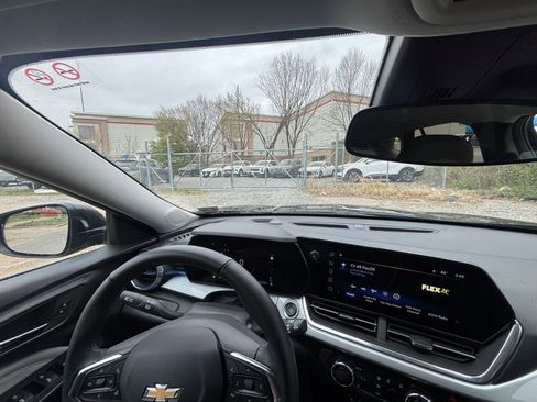 Used 2025 Chevrolet Trax LT w/ LT Convenience Package image 35