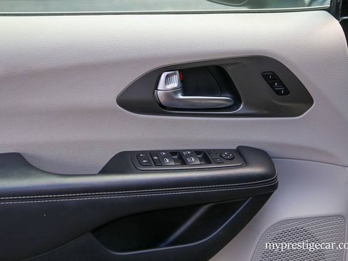 Used 2023 Chrysler Pacifica Touring-L FWD image 36