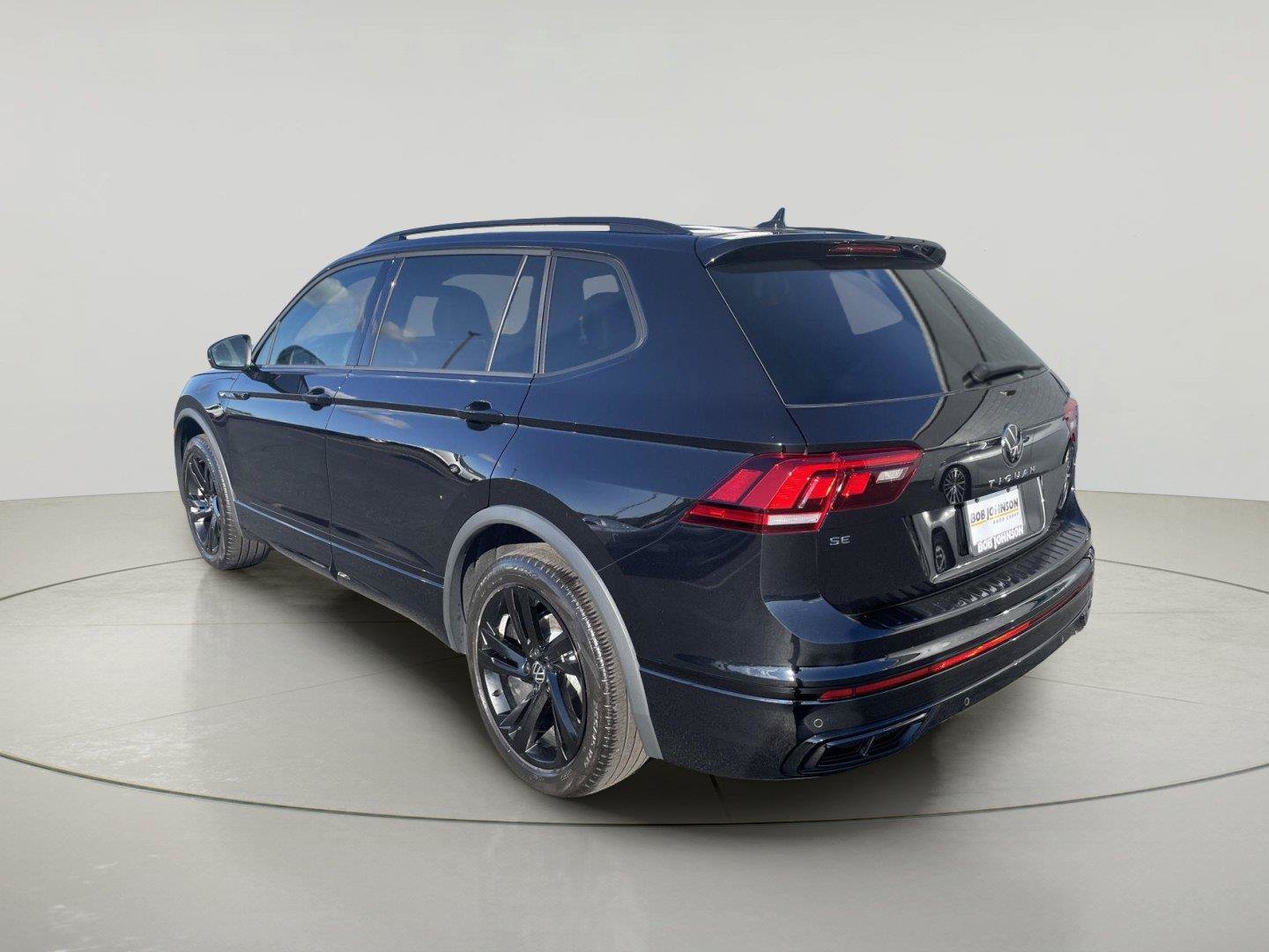 Used 2024 Volkswagen Tiguan SE R-Line AWD/4WD image 5
