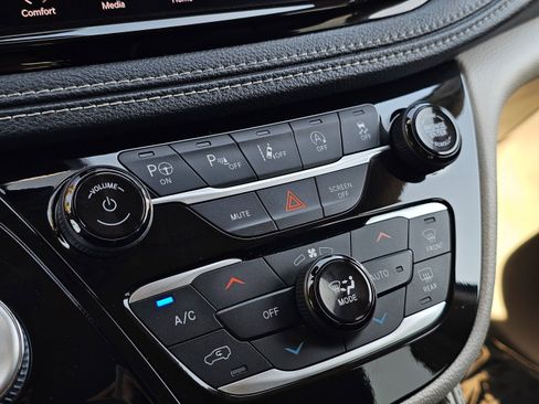 Used 2022 Chrysler Pacifica Limited image 36