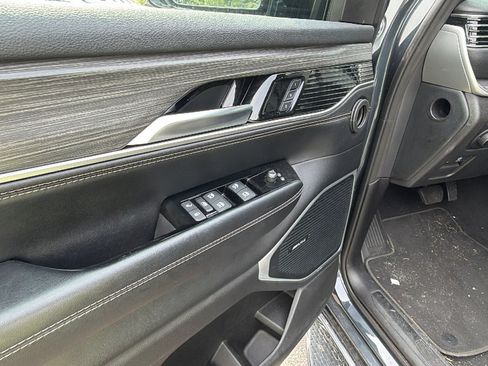 Used 2024 Jeep Wagoneer L Series II w/ Flexible Seating Group AWD/4WD image 14