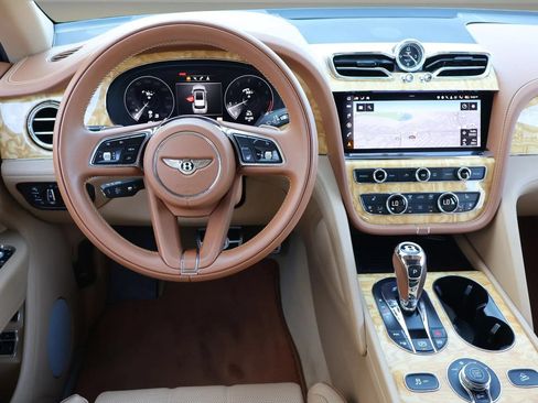 Used 2022 Bentley Bentayga AWD/4WD image 17