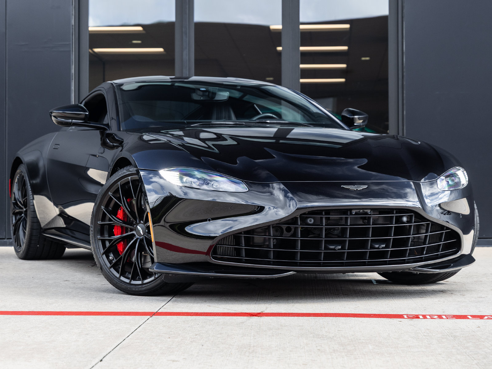 Used 2023 Aston Martin V8 Vantage Coupe RWD image 2