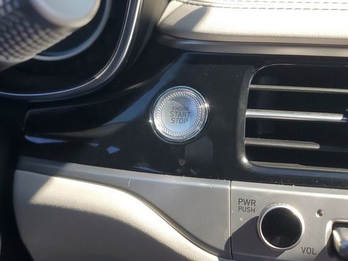 Used 2025 Genesis G70 2.5T image 31