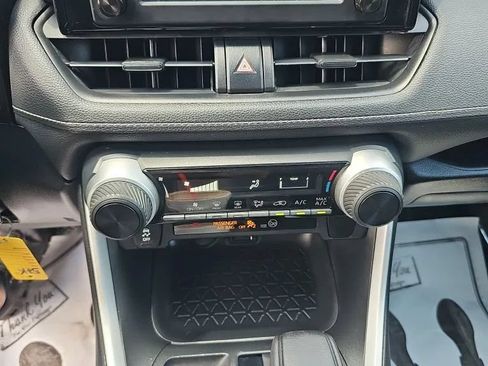 Used 2019 Toyota RAV4 LE FWD image 18