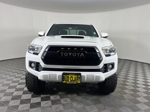 Used 2018 Toyota Tacoma TRD Sport image 2