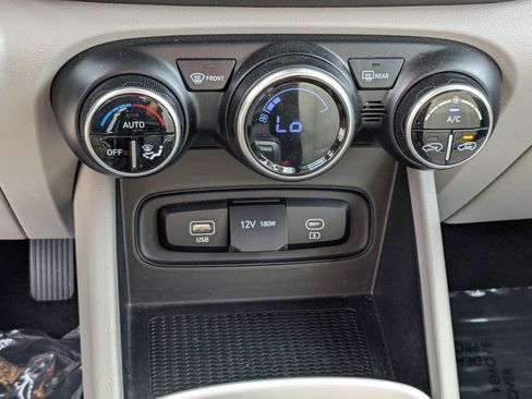 Used 2024 Hyundai Venue FWD image 23