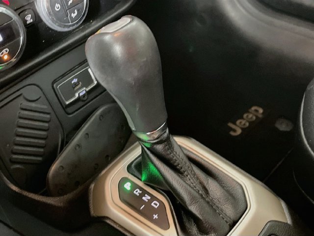 Used 2015 Jeep Renegade Latitude w/ Popular Equipment Group FWD image 17