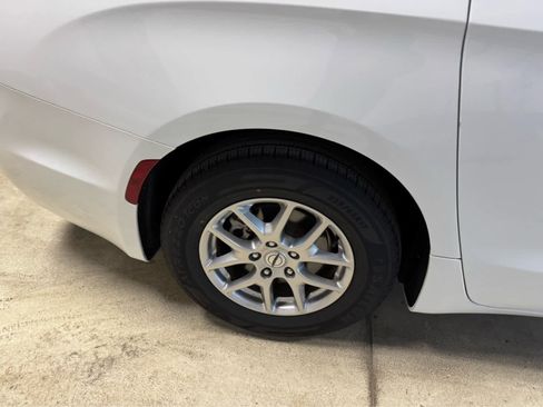 Used 2024 Chrysler Pacifica Touring-L image 8