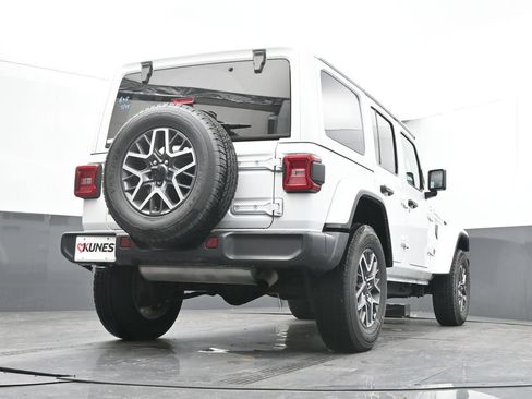 Used 2025 Jeep Wrangler Unlimited Sahara AWD/4WD image 35