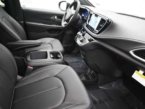 New 2026 Chrysler Pacifica Select image 17