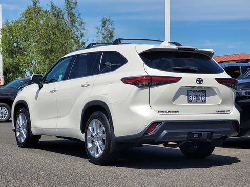Certified 2021 Toyota Highlander Limited AWD/4WD image 8
