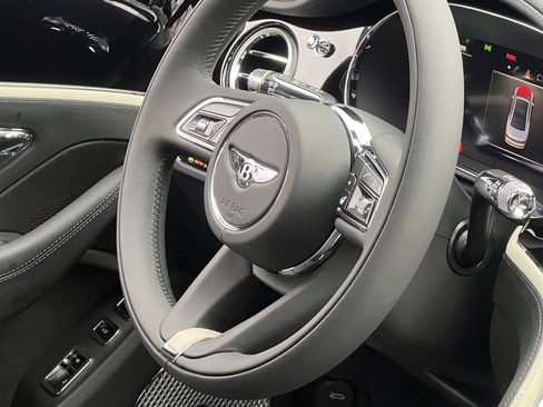 Used 2025 Bentley Flying Spur Plug-In Hybrid image 55