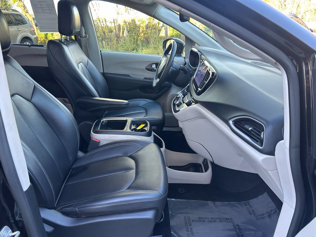 Used 2024 Chrysler Pacifica Touring-L FWD image 19