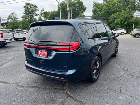 Used 2025 Chrysler Pacifica Limited FWD image 5